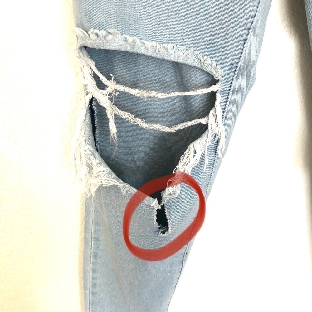Misguided Riot Distressed High Rise Mom Jean Light Wash 4 - Picture 4 of 6